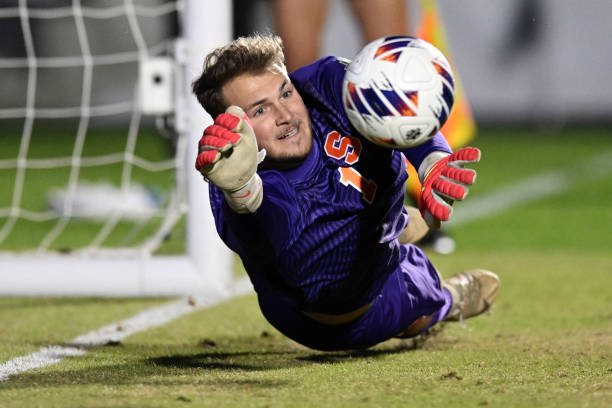 谁的表现更 谁的表现更