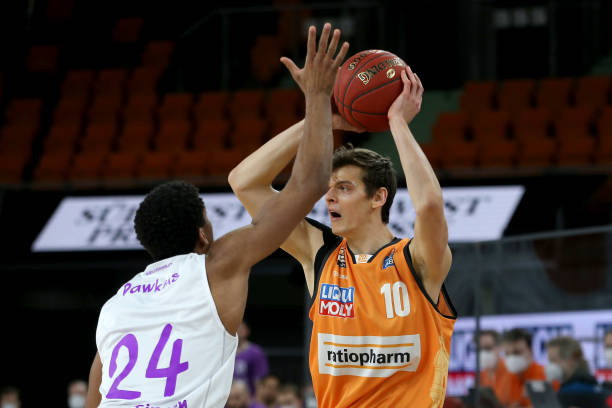 球员身价与 球员身价与